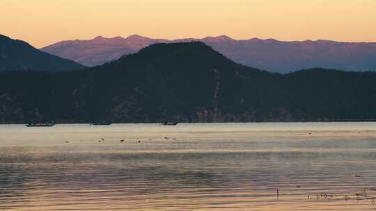 泸沽湖清晨湖面风光