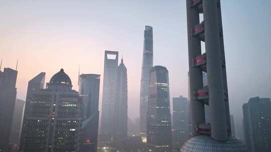 雾霭中灯火通明的城市商务楼群夜景