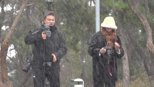 威海高区火炬八街冬季初雪游客赏雪打卡街景