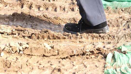 脚踩过泥泞的道路