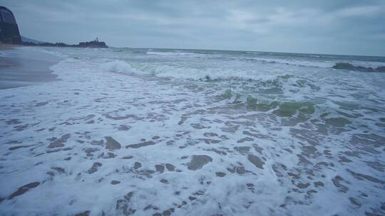 寂静的沙滩和海浪