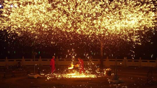 夜间打铁花表演火花四溅璀璨夺目