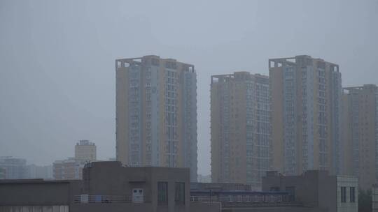 阴天雨雾下雨中的城市楼房