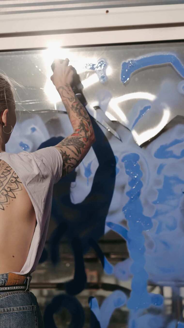 女人喷漆玻璃门