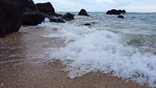 大海滩上的海浪视频