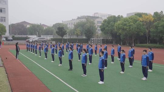 学生整齐的在操场练习武术