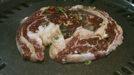 烤盘木炭烤碳烤牛肉大片肉东北烧烤中国美食视频素材模板下载
