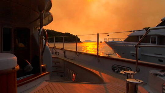 帆船甲板上美丽的日落