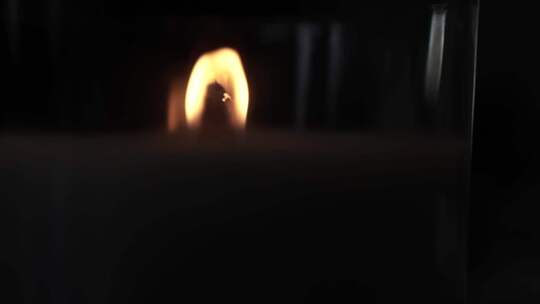 教堂黑暗中的烛光。闪烁的蜡烛。精神氛围