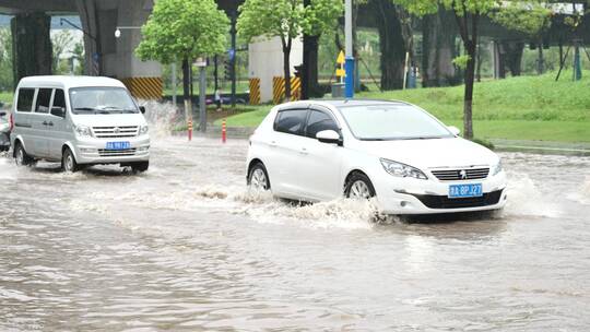 夏天雨季城市街道积水场景