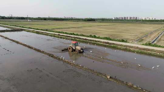 农村现代农业机械化犁地航拍