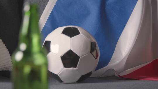 沙发上的法国国旗和足球