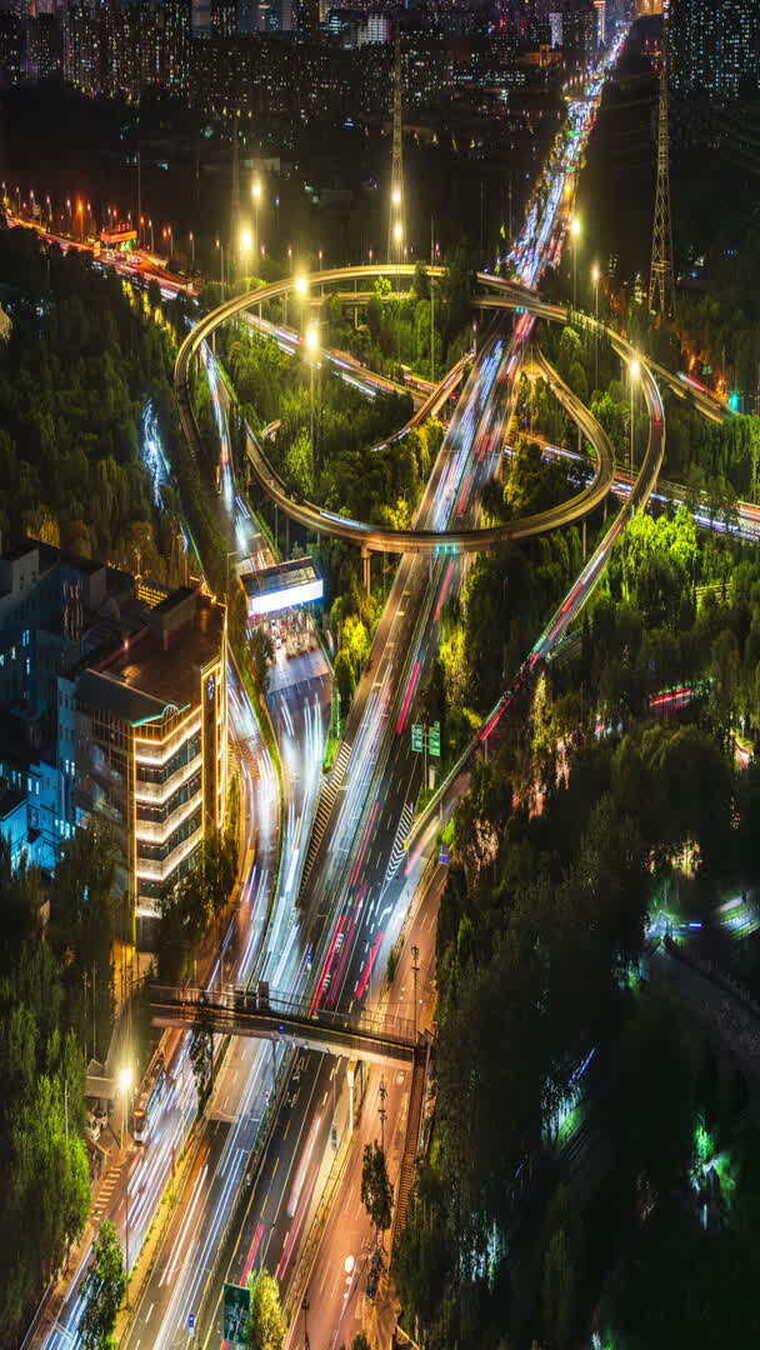 北京夜晚城市立交桥上车流的光影上清桥