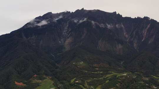 高山草原云层奶牛枚场草丛绿地