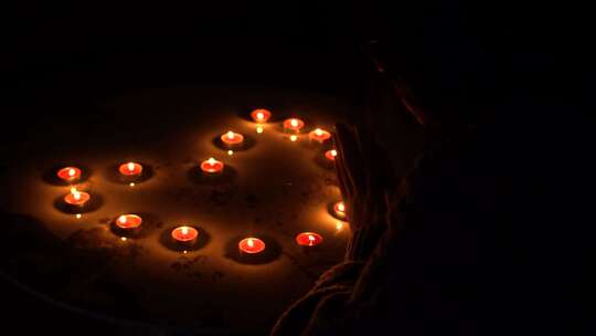 情人节氛围对着心形蜡烛
