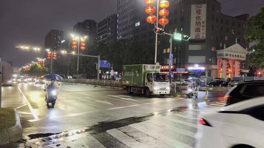 夜晚下雨天深圳市区道路红绿灯十字路口夜景