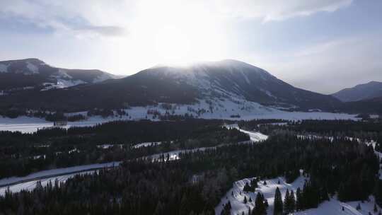 航拍新疆冬季喀纳斯神仙湾晨雾雪山森林雪景