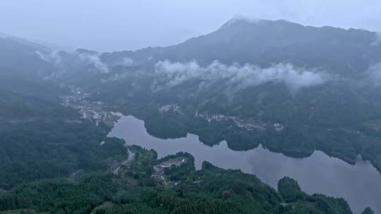 洪雅雅女湖 森林 烟雾缭绕 自然云雾山脉