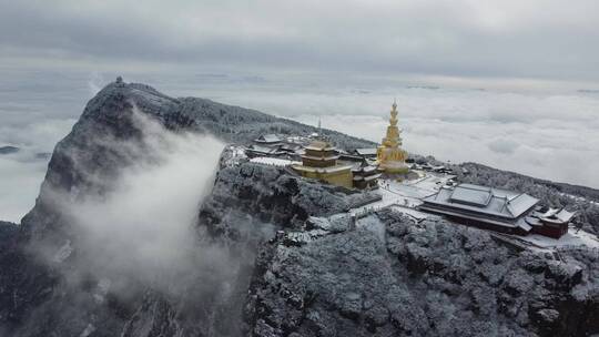 航拍佛教名山四川峨眉山金顶大佛，云雾缭绕视频素材模板下载