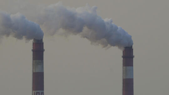 慢镜头升格拍摄工业园区企业排放白烟的烟囱