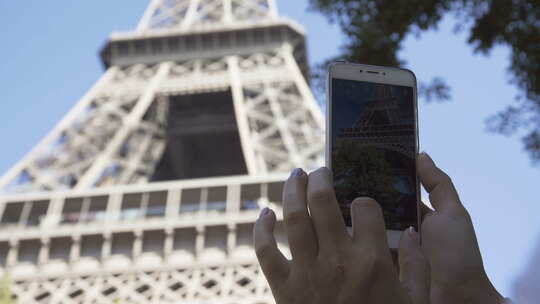 女人在埃菲尔铁塔下拍照视频素材模板下载