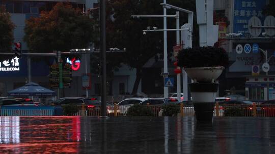 雨中的城市道路