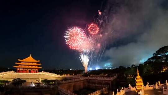 古建筑上空绽放的烟花夜景