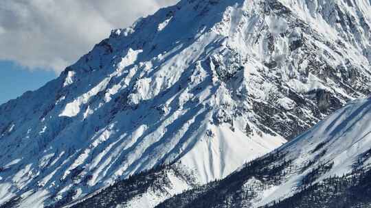 航拍西藏昌都然乌湖旁的雪山