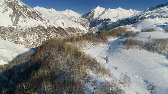 航拍积雪覆盖的山坡视频素材模板下载