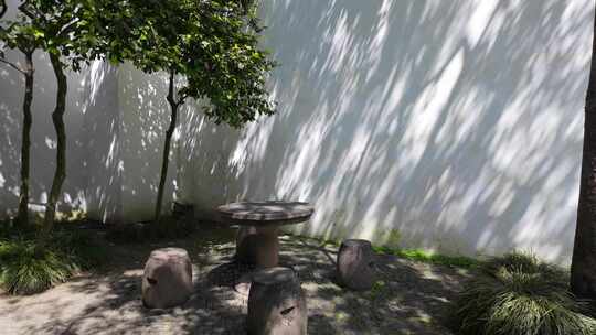 中式传统园林庭院白墙树荫树影阳光石桌石凳