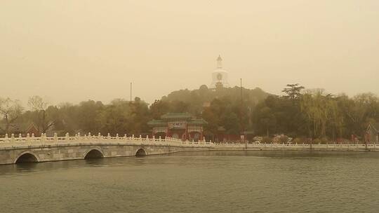 北京沙尘暴下的北海公园