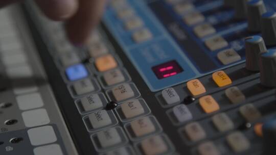 音响师控制混音器特写镜头视频素材模板下载