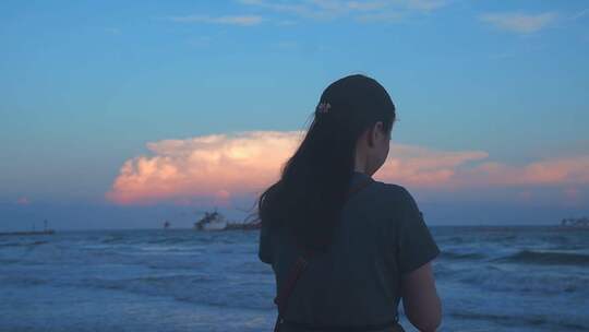 海边的人们欣赏着海景