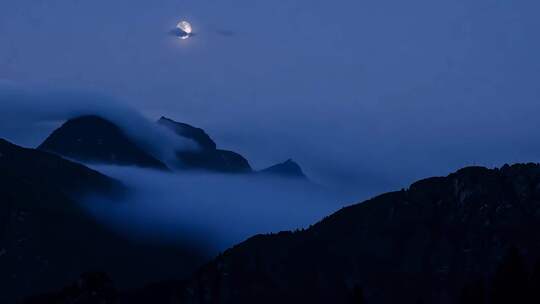 峰峦夜色 云海飘渺 壮丽诗意天地