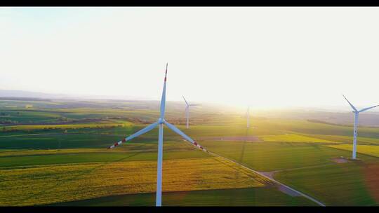 美丽的风车涡轮机，日落时的风能涡轮机。
