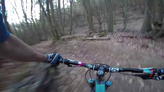 在山峰森林郊外骑自行车移动视频镜头特写