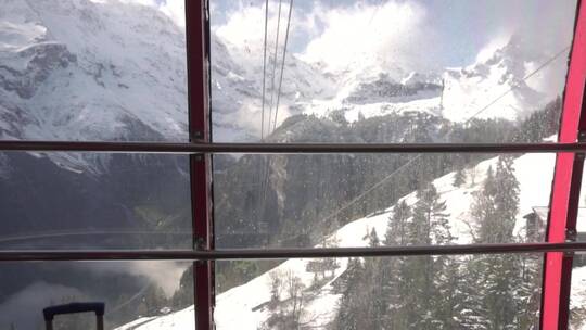 在缆车上俯瞰雪山美景