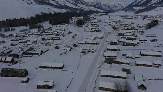 被雪覆盖的山村的无人机镜头