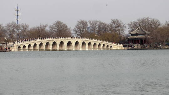 北京颐和园西堤看十七孔桥和廓如亭视频素材模板下载
