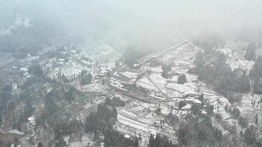 大自然寒潮冬天下雪的村庄田野航拍风景