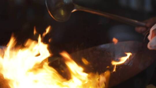 大厨炒菜颠勺 烹饪爆炒做菜过程 大火特写