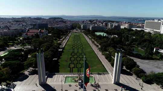 里斯本爱德华多七世公园迎风飘扬的葡萄牙国旗鸟瞰图