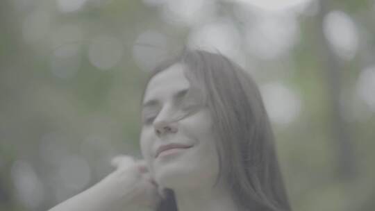 女子户外闭眼享受惬意时光