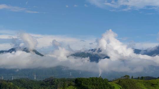 云雾缭绕高山上的高压电塔