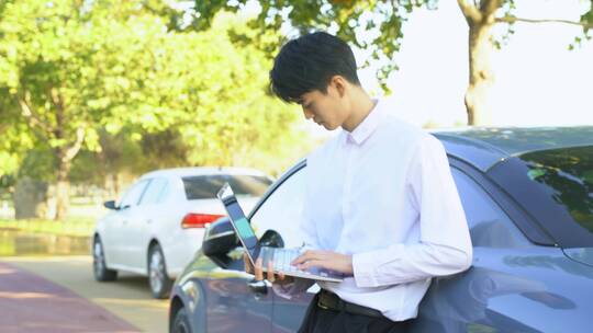年轻商务男士在户外汽车旁使用电脑视频素材模板下载