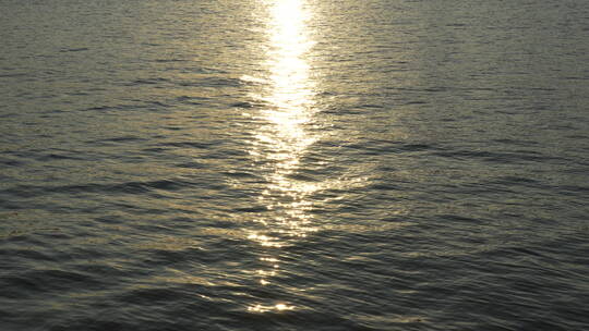 黄昏日落时分金光粼粼的水面