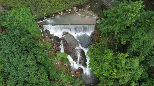 广东东莞：连日降雨 景区瀑布流水潺潺