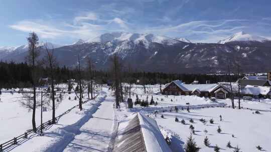 航拍新疆冬季喀纳斯河流晨雾雪山森林雪景