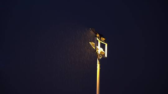夏季雨天为人们照明的路灯
