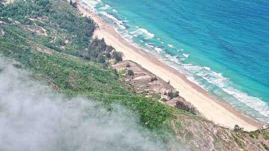 平流雾下的陡峭山悬崖和海岸线